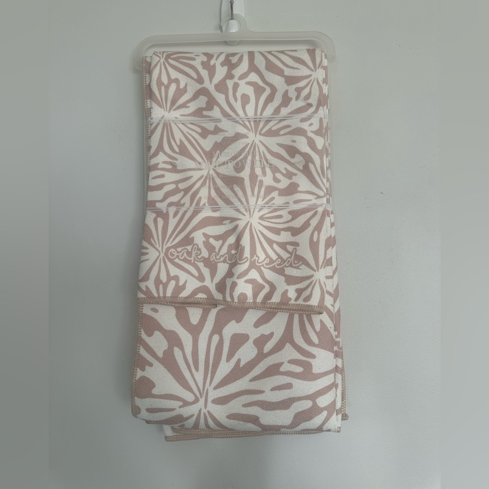 Oak and Reed Microfiber Pilates Towel Pink Abstract Pattern Non Slip Towel EUC